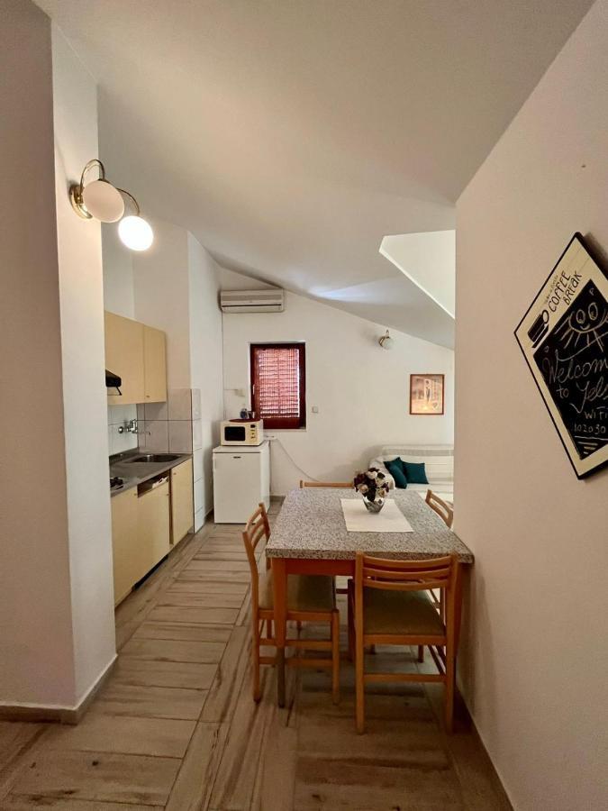 Ferienwohnung Gorana Apartman With Swimming Pool Jelsa  Exterior foto